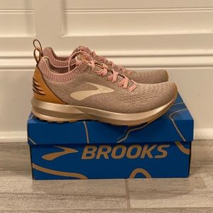 NIB Brooks Levitate 2 LE